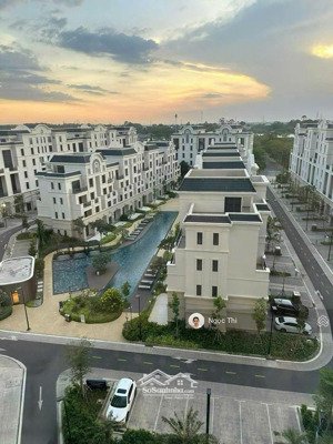 cần bán căn hộ full nội thất, view công viên đẹp, nhà mới, giá cực sốc