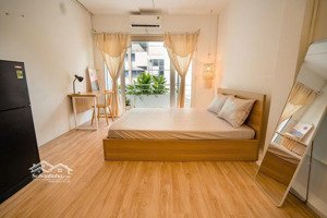 cho thuê căn hộ ban công thoáng mát full nội thất cạnh công viên lê văn tám, quận 1