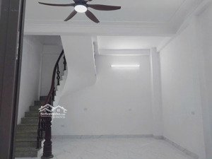 tòa nhà mặt tiền 9,4m có 03 mặt thoáng - hiện đang có 11 p trọ cho sinh viên phenikaa thuê