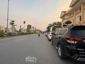 cực hiếm - chính chủ - độc quyển bán nhà mặt đường chợ con đi bộ vài bước chân ra mặt đường hồ sen