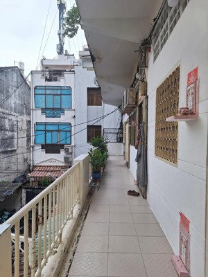 quận 5 chính chủ cần bán ch chung cư, q5
- dt 80m2 căn hộ lầu 1, thang bộ, nhà mới đẹp