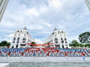 cần bán nhanh lô đất mặt đường 30m cạnh phố đi bộ, bể bơi, trung tâm thương mại ~31tr/m2