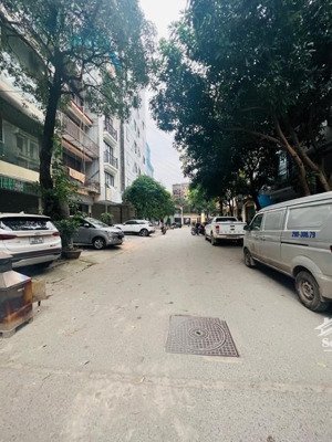 bán nhà phân lô hoàng quốc việt- đường 10m- diện tích 40m2, 4 tầng- vỉa hè rộng- giá chỉ 10 tỷ