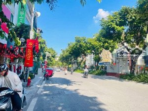 bán gấp đất tặng nhà mặt phố kim mã,đoạn phố rộng đẹp nhất 4 làn ô tô tránh .