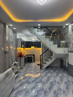 nhà đẹp 3,6x 10 xây 1 trệt 1 lầu nhà sạch sẽ vào ở ngay gần quận4 tiện đi lại các quận