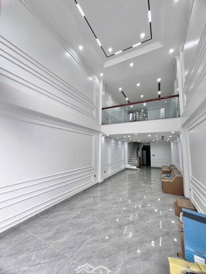 nhà mặt phố nguyễn văn cừ vỉa hè vừa ở vừa cho thuê dòng tiền , pull nội thất dt 60 m x 7 tần