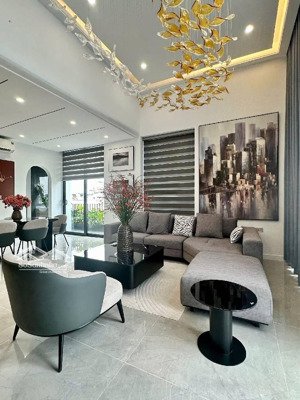 nhà hiếm long biên gara ô tô, 6 ngủ, sang phố cổ vài phút!