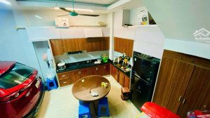 đường láng-phân lô-oto ngủ trong nhà-nhà đẹp-nội thất xịn.