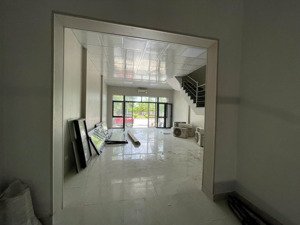 văn phòng mặt đường đôi 165m2 giá rẻ chỉ 16,8 triệu/tháng giảm giá mạnh cho người thuê ngay