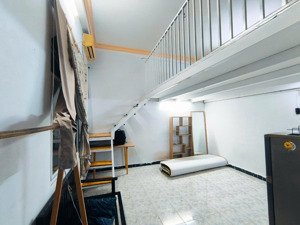 phòng có gác lửng rộng cửa sổ trời to ở 3-4 bạn thoải mái kế khu cao ốc phú nhuận