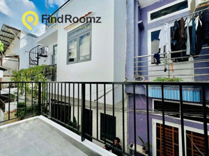 nhà nguyên căn (1 trệt 2 gác ) - ban công - máy lạnh ngay dương quảng hàm