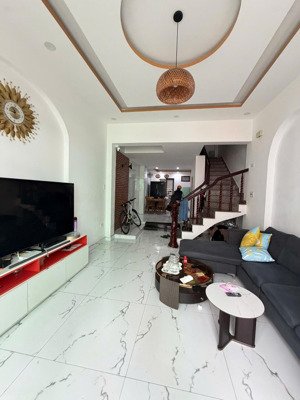 3,5 tầng mặt tiền nại tú 1
vị trí sát sông hàn
dt 52m (4*13)
hương tây bắc
giá 6,9 tỷ
lh 0905.17491