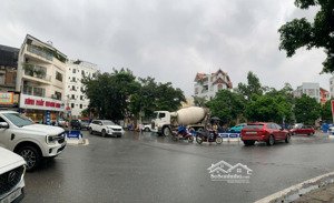 nhà dân đang ở, nội thất xịn|vỉa hè đá bóng| dân qua lại tấp lập view trung tâm phố|tiện ích cực.