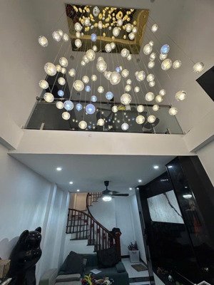 nhà đẹp 31m, tặng full nội thất cao cấp 300 triệu, hàng xóm vinhomes riverside, ôtô đỗ cửa. 6.28 ty