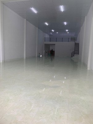 nhà cho thuê mới tinh tươm chỉ cần dọn vô là ở liền ạ nằm ngay trung tâm xã cần đ