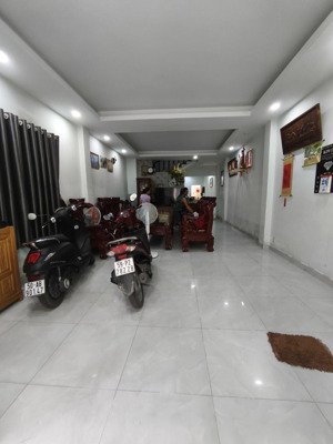 nhà đẹp 3 lầu, tân chánh hiệp gần làng đh, dt 90m2 (4,5x20) hẻm ô tô thông, giá tốt