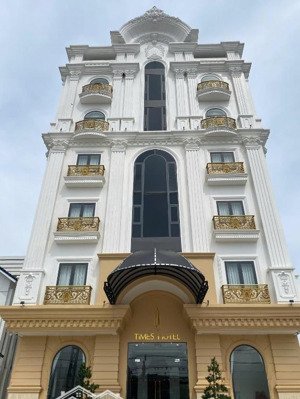 siêu vip.cho thuê nhà mặt phố nguyễn khánh toàn.diện tích 160m2 x 6 tầng,mặt tiền 10m,giá 250tr/th