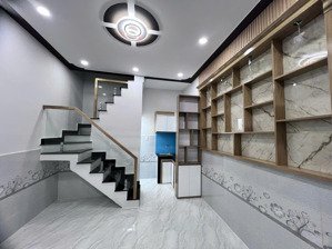 nhà 1/ ngắn ht22 ngay bến xe buýt hiệp thành gần chợ giãn dân. giá 800tr còn bớt (dt: 4x5m)