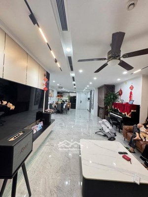 chính chủ bán căn hoa hậu. 134m2. tầng cao, căn góc, view triệu đô. full nội thất, ban công đn.