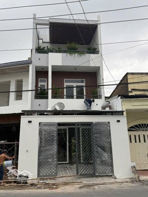 nhà 3 lầu 1 triệt đường 8m buôn bán gần khu công nghiệp sóng thần giá 6 tỷ 500 triệu