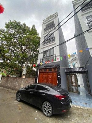 nhà độc lập ,ô tô đỗ cửa,sổ đỏ vuông đẹp, giá cực hợp lý