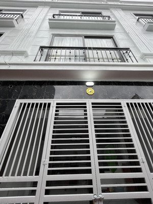 bán nhà 31,6m2 giá 2tỷ500tr nhà đẹp không lỗi phong thủy ô tô cạnh nhà , gần trường , chợ tiện ích