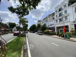 sang nhượng biệt thự song lập mặt tiền phạm thái bường, phú mỹ hưng, quận 7.