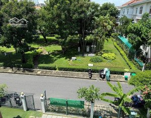 sang nhượng biệt thự tứ lập phú mỹ hưng, quận 7. mặt tiền đường lớn view công viên.