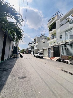 đất 100m2( 5*20) đẹp không tì vết - đường nhựa 6m ô tô tải né nhau - khu dân trí - gần vành đai 2