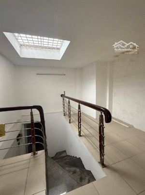 nhà ngõ lô góc cách phố 5 mét.