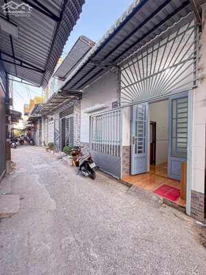 BÁN NHÀ cấp 4, Hẻm 120 Hoàng Quốc Việt. Hẻm rộng rãi, gần Bánh xèo 7 TỚI