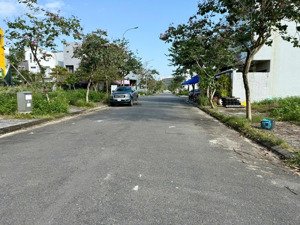 bán lô kẹp cây xanh 4m đường 10.5m ngay cổng đại học fpt, 108m². giá inbox