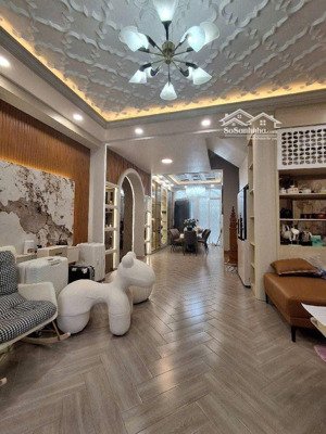 kẹt tiền bán gấp nhà phố hiện đại, chủ đầu tư full nội thất xịn , nhà bề thế (5.5*15m),