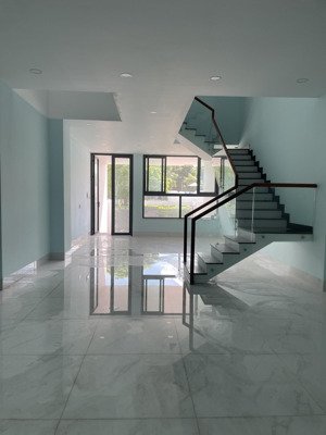 giá tốt vạn phúc,cho thuê nhà nguyên căn view công viên hồ bơi,hầm trệt 4 lầu 5pn