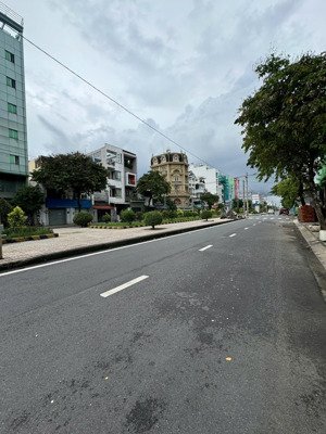 mặt tiền hiền vương.dt 3,5x19,5m, cấp 4. giá 8,5 tỷ. đường rộng 30m - q tân phú