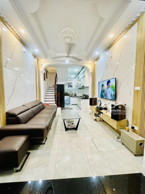 nhà đẹp đường láng ở ngay full nội thất ngõ 3 gác tránh cách phố 30m trung tâm đống đa