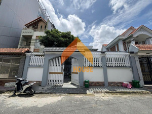 villa sân rộng q2 ngay chân cầu sg 4pn giá siêu rẻ đang trống sẵn