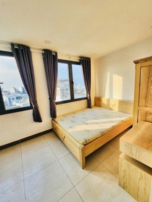 studio có cửa sổ trời thoáng mát - hầm xe - thang máy - full nội thất