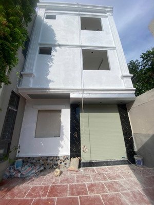nhà 3t*46m2 xây độc lập có sân cổng riêng, ngõ rộng ô tô đỗ cổng. cách đại lộ tl 400m. giá chỉ 4 tỷ