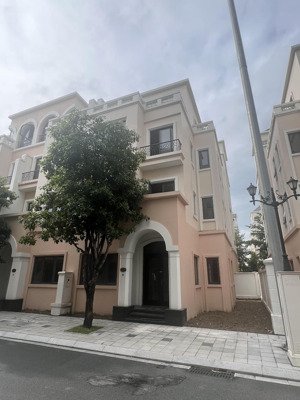 cần bán gấp biệt thự 123,5 m2 mặt tiền 9m,gần công viên bể bơi, thiết kế đẹp, sẵn sổ giao dịch ngay