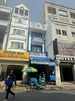 về giá chỉ 12.5 tỷ mt hồ bá kiện-q10-ngang 3.5m x dài 14m-trệt+2l-hđt 40tr