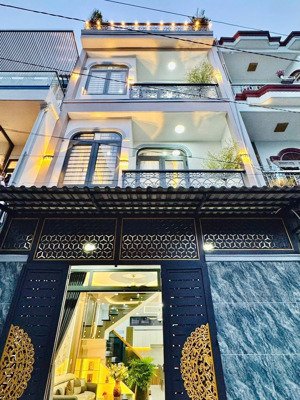 hạ giá bán gấp nhà đường 6m võ văn tần,p5,q3 giá 4tỷ300/68m2 cho thuê 34tr gần công viên tao đàn.