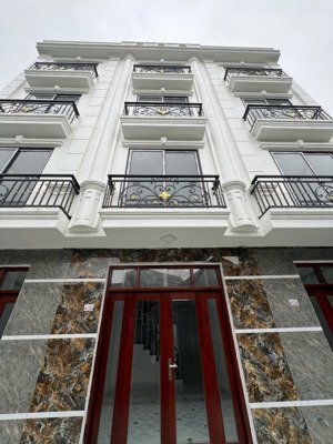 gía tốt nhất khu vực. diện tích: 52m2 - nhà 3 tầng - vài trăm mét ra đl thăng long. gần đường ô tô