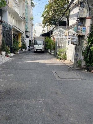 hxh trần quang diệu, phường 14, quận 3. dt: 4x17m. nở hậu 4,2m. trệt lửng 3 lầu st. giá 17,5 tỷ