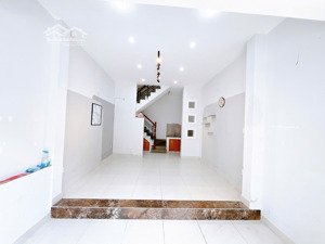 mặt tiền kinh doanh ngay độc lập - tân hương. ngang 4m dài 8,2m đúc 3 tấm đẹp cho thuê 13tr giá tốt