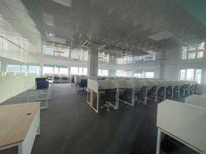 vp hải châu,có khoảng 100 bàn ghế nội thất sẵn giá 45tr,