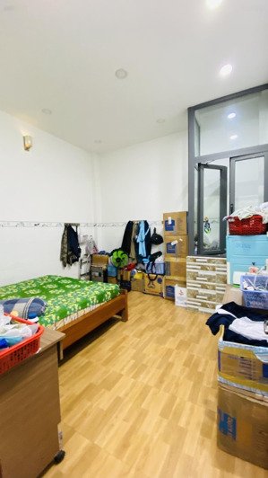 nhà 3,5 tầng gần phạm văn đồng, linh đông, hẻm thông 6m. khu dân trí cao. có 6 phòng ngủ. nhà đẹp