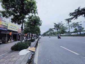 tòa nhà mặt phố ngô gia tự, long biên. diện tích 136m2, 3 tầng, vỉa hè rộng, kinh doanh đỉnh