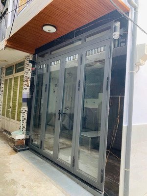 tôi bán nhà 46 m2, 1 trệt.1 lầu, sát hẽm xe hơi, quận 7, giá : 1,88 tỷ