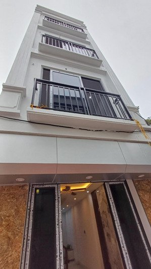 bán nhà phạm văn đồng bắc từ liêm. nhà mới 5 tầng mới tinh sẵn ở. nhà đẹp cách phố 20m đủ tiện ích.